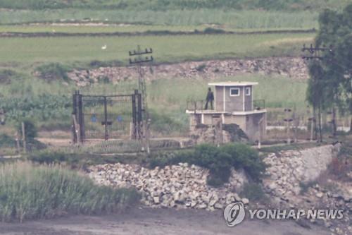 (LEAD) N. Korea keeps sending small groups of troops to border sentry posts: source