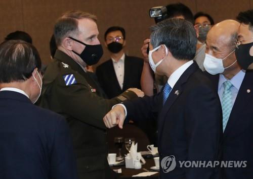 South Korean Defense Minister Jeong Kyeong-doo (R) and U.S. Forces Korea (USFK) Commander Gen. Robert Abrams bump elbows as they greet each other during a forum held in Seoul on July 1, 2020. (Yonhap) 
