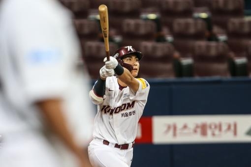 Lee Jung-hoo of the Kiwoom Heroes watches his triple in the bottom of the fifth inning of a Korea Baseball Organization regular season game at Gocheok Sky Dome in Seoul on July 9, 2020, in this photo provided by the Heroes. (PHOTO NOT FOR SALE) (Yonhap)