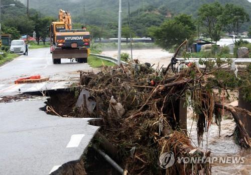 This photo shows a collapsed road from heavy rain in the central city of Chungju, about 105 kilometers southeast of Seoul, on Aug. 2, 2020. (Yonhap)