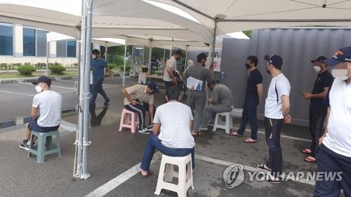 Foreigners wait to take COVID-19 virus tests at a clinic in Cheongju, 137 kilometers southeast of Seoul, on Aug. 5, 2020. (Yonhap) 