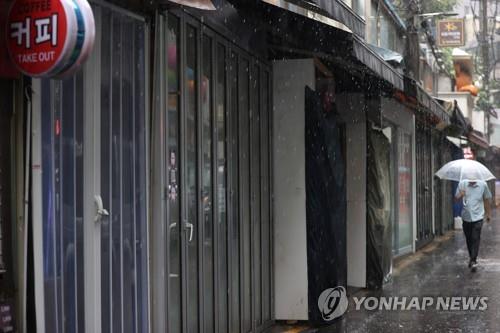 Most shops at Seoul's Namdaemun Market are closed on Aug. 9, 2020, due to summer holidays. (Yonhap)
