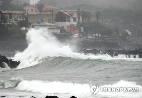 High waves are seen at a beach in Seogwipo on the southern resort island of Jeju on Aug. 10, 2020, as typhoon Jangmi moved closer to the country. (Yonhap)