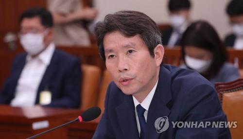 This photo, taken on Aug. 3, 2020, shows Unification Minister Lee In-young speaking during a parliamentary session at the National Assembly in Seoul. (Yonhap)
