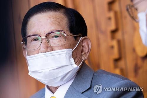 This file photo taken March 2, 2020, shows Lee Man-hee, the founder of the Shincheonji Church, holding a press conference in Gapyeong, east of Seoul. (Yonhap)