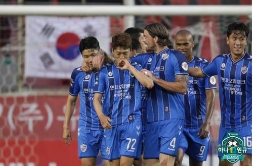 This file photo, provided by the Korea Professional Football League, shows Lee Chung-yong of Ulsan Hyundai FC (No. 72) celebrating a goal against Pohang Steelers in a K League 1 match at Pohang Steel Yard in Pohang, 360 kilometers southeast of Seoul, on June 6, 2020. (PHOTO NOT FOR SALE) (Yonhap)