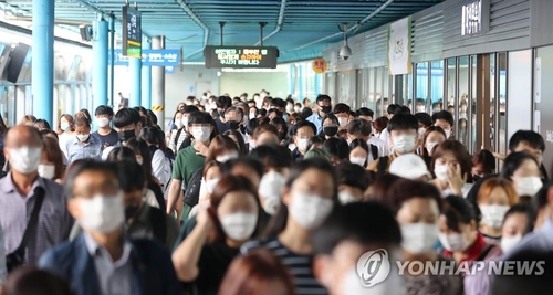 This undated file photo shows South Koreans wearing face masks. (Yonhap)
