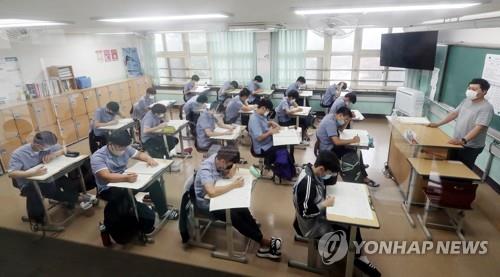 Seniors sit for a nationwide test on their scholastic abilities at a classroom of Dorim High School in Incheon, west of Seoul, on July 22, 2020, in the runup to the state-administered annual scholastic aptitude test in November, a crucial test seen as a deciding factor in an applicant's choice of college and subsequent career. (Yonhap)