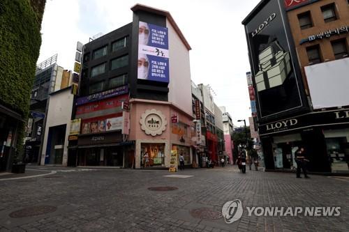Myeongdong, a famous shopping district in central Seoul, remains empty on Aug. 20, 2020, amid the rapid spread of the new coronavirus. (Yonhap)