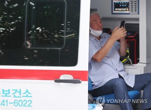 Jun Kwang-hoon, a conservative pastor who has led anti-government rallies in central Seoul, boards an ambulance in Seoul on Aug. 17, 2020. He tested positive for the new coronavirus on the day. (Yonhap) 