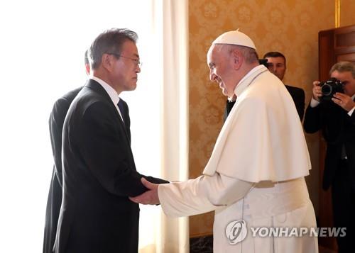 Pope Francis (R) meets with South Korean President Moon Jae-in at the Vatican on Oct. 18, 2018. (Yonhap)