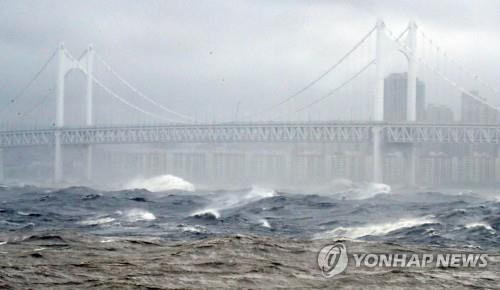 Typhoon Haishen brings strong winds in the port city of Busan on Sept. 7, 2020. (Yonhap)