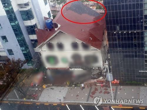 A damaged roof caused by strong winds from Typhoon Haishen is seen near Songjeong Beach in Busan on Sept. 7, 2020, in this photo provided by a reader. (PHOTO NOT FOR SALE) (Yonhap)