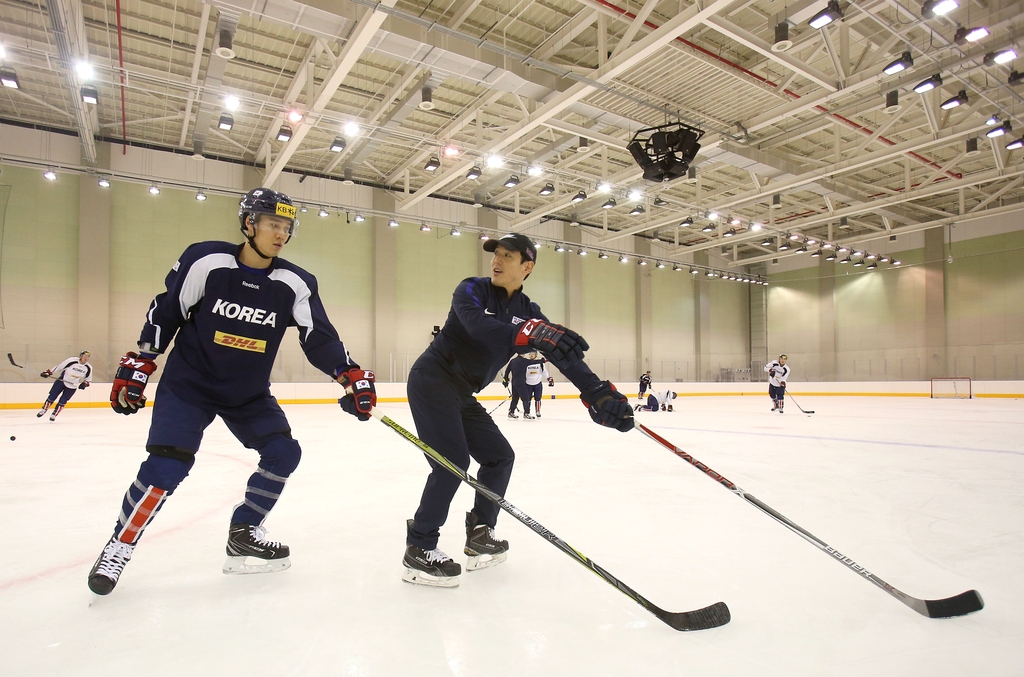 In this photo provided by the Korea Ice Hockey Association on Sept. 9, 2020, Sam Kim (R), former video coach for the South Korean men's national team, works with a player on the ice at the Jincheon National Training Center in Jincheon, 90 kilometers south of Seoul. (PHOTO NOT FOR SALE) (Yonhap)