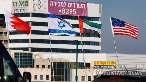 This AFP photo shows the national flags of (L to R) Bahrain, Israel, the United Arab Emirates and the United States flying along a road in the resort city of Netanya in central Israel on September 13, 2020, after the UAE and Bahrain agreed to recognize Israel and normalize diplomatic ties in a deal brokered by the U.S. (Yonhap)