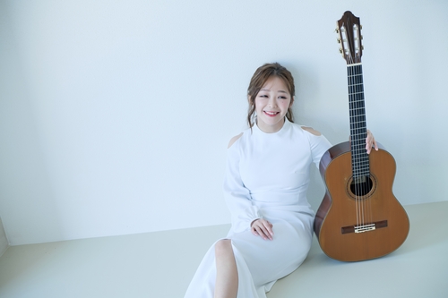 (LEAD) (Yonhap Interview) Park Kyuhee hopes to play role in promoting classical guitar in S. Korea