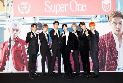 This photo provided by SM Entertainment on Sept. 25, 2020, shows K-pop group SuperM posing for a photo during a press conference for its new album "Super One" held in Seoul. (PHOTO NOT FOR SALE) (Yonhap)