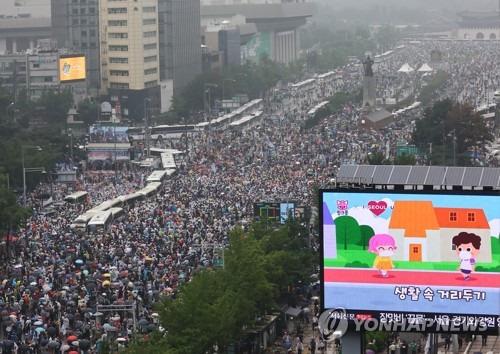 Anti-government demonstrators pack Gwanghwamun Square and Sejong boulevard in downtown Seoul on Aug. 15, 2020. (Yonhap)