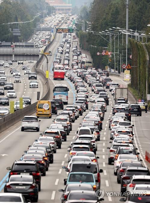 Gyeongbu Expressway connecting Seoul and Busan, 453 km southeast of the capital, is crowded with cars heading southward on Sept. 30, 2020, one day before the traditional Chuseok autumn harvest holiday. (Yonhap)