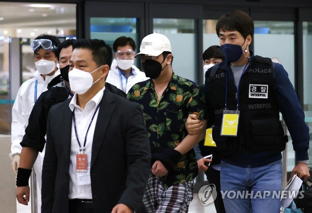 An alleged operator of the controversial Digital Prison internet site arrives at Incheon International Airport on Oct. 6, 2020. (Yonhap)