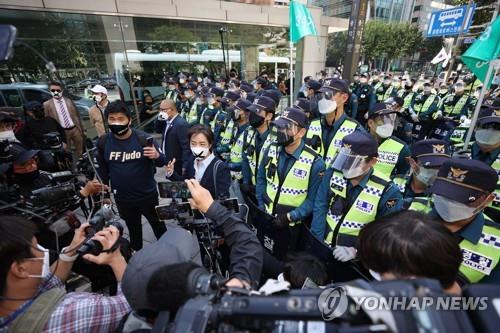 Police officers block civic activists from marching in central Seoul on Oct. 9, 2020. (Yonhap)