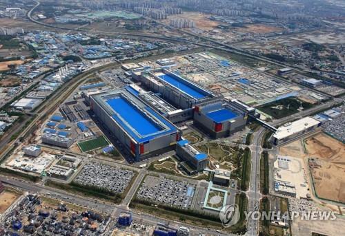 This photo, provided by Samsung Electronics Co. on May 21, 2020, shows the company's chip plant in Pyeongtaek, south of Seoul. (PHOTO NOT FOR SALE) (Yonhap)