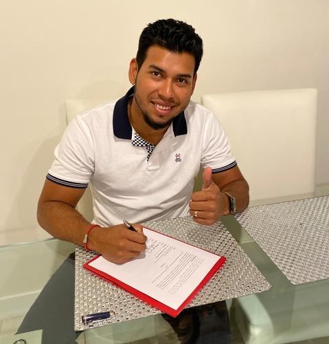 Wilmer Font, a new pitcher for the SK Wyverns, poses after signing his contract with the Korea Baseball Organization club, in this photo provided by the Wyverns on Oct. 31, 2020. (PHOTO NOT FOR SALE) (Yonhap)