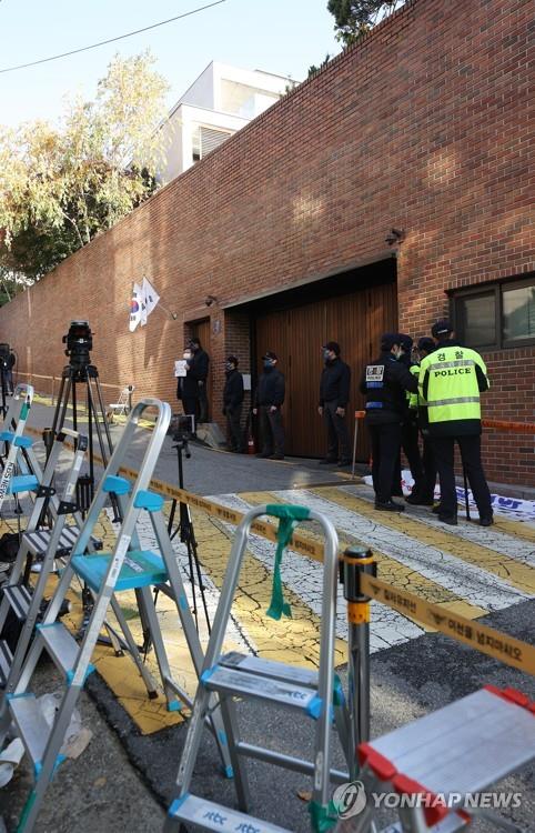 Stepladders are set up in front of the residence of former President Lee Myung-bak in Seoul on Nov. 2, 2020, as media crews prepare to shoot Lee's reincarceration the same day following a Supreme Court ruling on Oct. 29 that confirmed a 17-year prison sentence for Lee for embezzlement and bribery. (Yonhap)