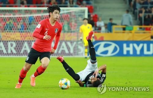 In this file photo from May 31, 2019, Kim Jung-min of South Korea (L) dribbles the ball against Argentina during the teams' Group F match at the FIFA U-20 World Cup at Tychy Stadium in Tychy, Poland. (Yonhap)