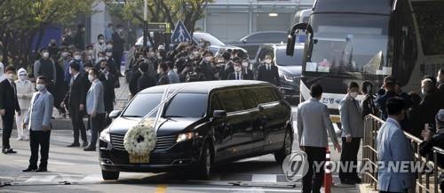 This file photo shows a hearse carrying the coffin of late Samsung Group chief Lee Kun-hee as it exits a funeral hall at Samsung Medical Center in Seoul on Oct. 28, 2020. (Pool photo) (Yonhap)