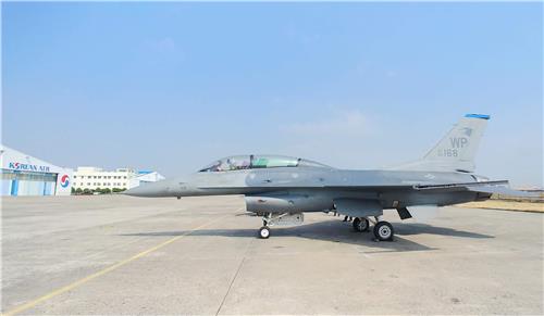 This undated file photo provided by Korean Air shows an F-16 fighter jet at the hangar of the carrier's tech center in Busan, 453 kilometers south of Seoul. (PHOTO NOT FOR SALE)(Yonhap)