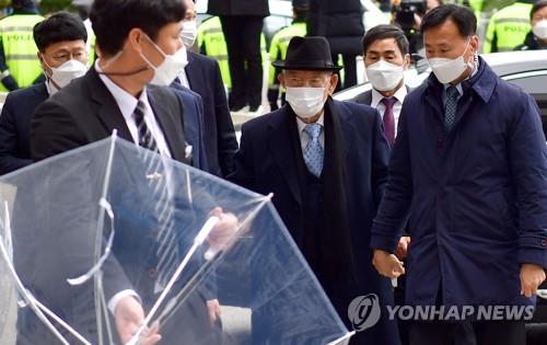 Former President Chun Doo-hwan arrives at Gwangju District Court in Gwangju, southwest of Seoul, to attend a libel case on Nov. 30, 2020. (Yonhap) 