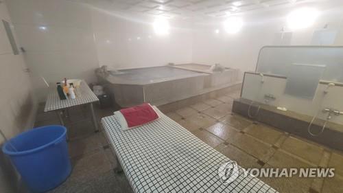 A sauna in central Seoul is empty on Nov. 30, 2020, as health authorities imposed stricter antivirus measures for one week in the greater Seoul area. (Yonhap)