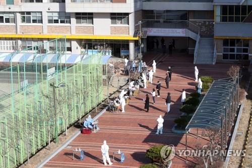 Medical workers conduct coronavirus tests on students and teachers at a middle school in the southwestern city of Gwangju on Dec. 1, 2020, following the discovery that one of the school's students was infected with COVID-19. (Yonhap)