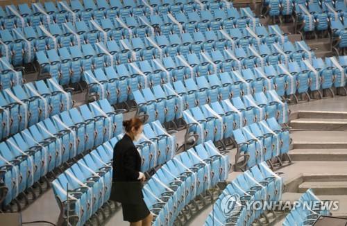 A volleyball game between the Industrial Bank of Korea (IBK) and Korea Expressway takes place in an indoor stadium located in Gimcheon, 234 kilometers south of Seoul, with no spectators in attendance due to toughened social distancing steps to prevent the spread of new coronavirus. (Yonhap)