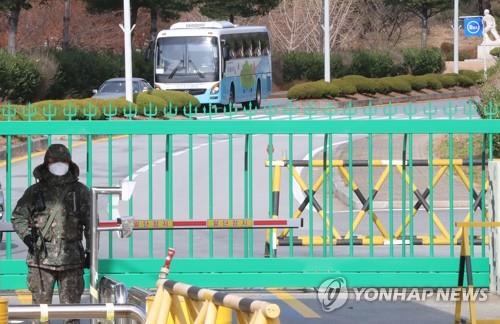 The main gate of a military base in Jangseong, 310 kilometers south of Seoul, is shut on Nov. 28, 2020, after the unit reported COVID-19 patients. (Yonhap)