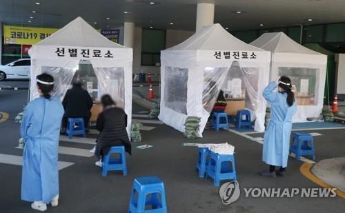 Citizens wait for virus tests at makeshift facilities in Gwangju, 330 kilometers south of Seoul, on Dec. 8, 2020. (Yonhap)