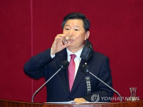 People Power Party Rep. Lee Chul-gyu drinks water during his nearly nine-hour filibuster speech at the National Assembly on Dec. 10, 2020. (Yonhap) 