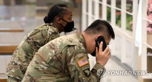 U.S. military officers wait for American service personnel to arrive at Incheon International Airport, west of Seoul, on April 7, 2020. (Yonhap)