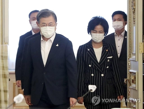 President Moon Jae-in (L) and Justice Minister Choo Mi-ae in a file photo (Yonhap)