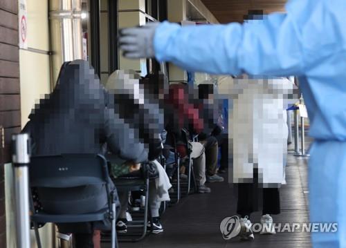 People line up to receive coronavirus tests at a makeshift clinic in Seoul on Dec. 17, 2020. (Yonhap)