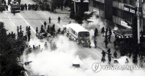 This file photo, provided by lawmaker Park Jie-won on Nov. 26, 2020, shows martial law army soldiers quelling demonstrators during the 1980 Gwangju Uprising in the southwestern city of Gwangju. (PHOTO NOT FOR SALE) (Yonhap)