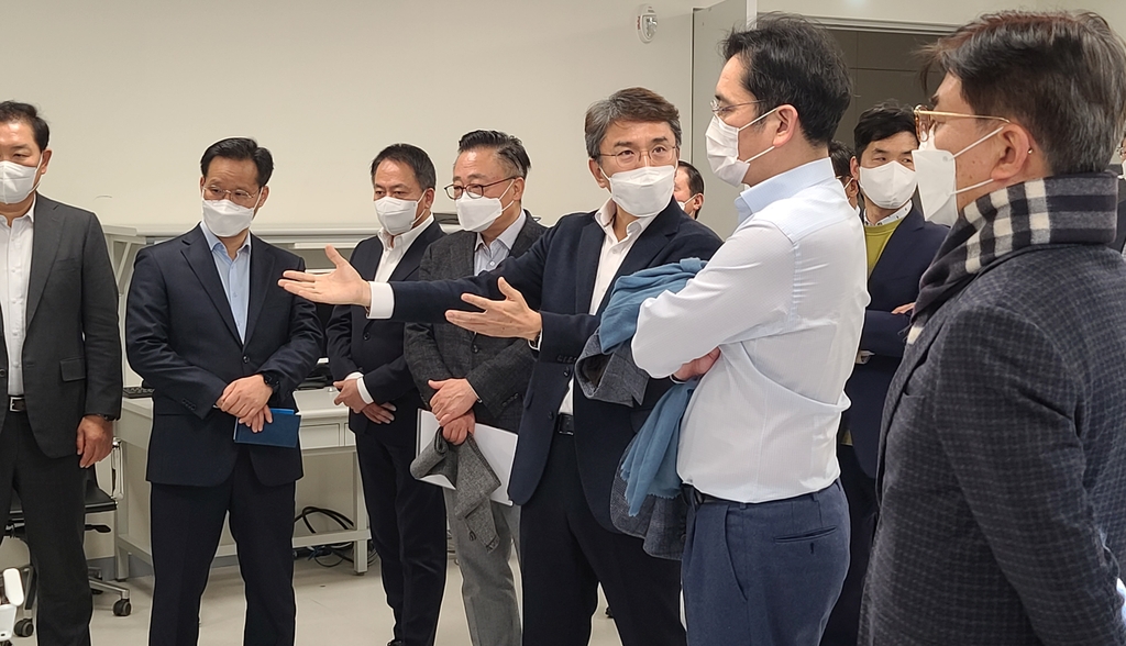 (LEAD) Samsung heir visits R&D center to better prepare for post-pandemic era
