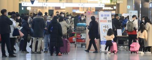 The arrival floor of Jeju International Airport is crowded with travelers on Feb. 11, 2021. (Yonhap)