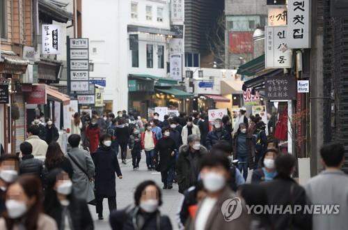 This photo, taken on Feb. 14, 2021, shows a crowded street in central Seoul during the Lunar New Year holiday. The extended holiday ran from Feb. 11-14 this year. (Yonhap)