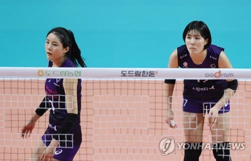 This file photo from Oct. 21, 2020, shows Lee Da-yeong (L) and Lee Jae-yeong of the Heungkuk Life Pink Spiders during a women's V-League match against GS Caltex Kixx at Jangchung Arena in Seoul. (Yonhap)