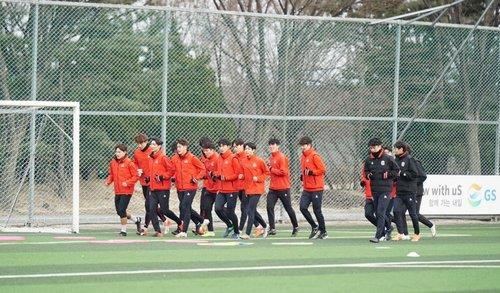 This photo provided by FC Seoul on Feb. 25, 2021, shows players of the K League 1 club training at GS Champions Park in Guri, just east of Seoul. (PHOTO NOT FOR SALE) (Yonhap)
