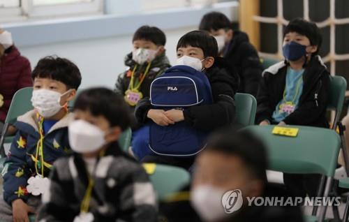 First-graders attend a ceremony to celebrate their new school life at an elementary school in Cheongju, North Chungcheong Province, on March. 2, 2021. (Yonhap)