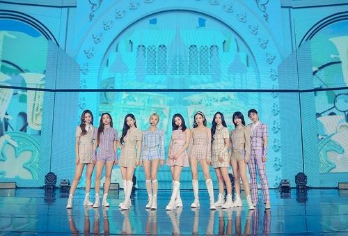 This image provided by JYP Entertainment shows K-pop girl group TWICE. (PHOTO NOT FOR SALE) (Yonhap) 