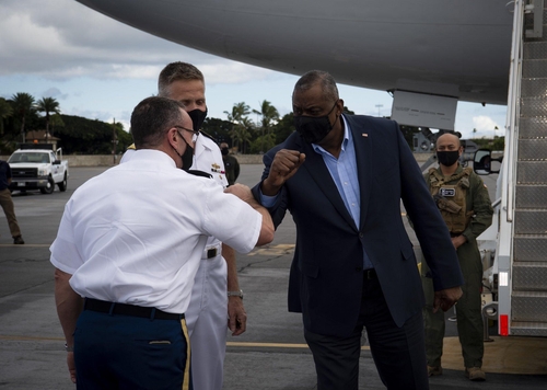 This photo from U.S. Secretary of Defense Lloyd Austin's Twitter post on March 14, 2021, shows the Pentagon chief (R) meeting with a military official in Hawaii. (PHOTO NOT FOR SALE) (Yonhap)